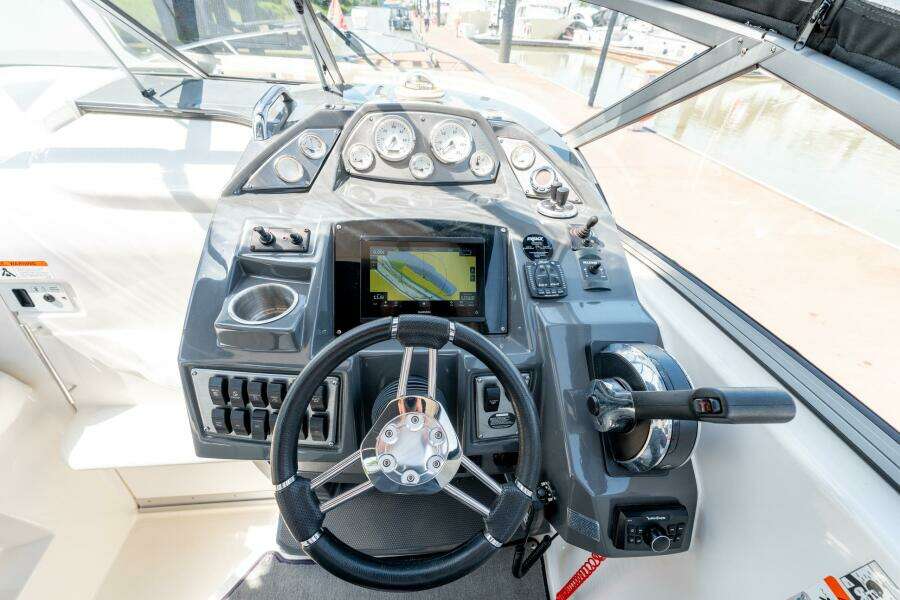 28ft Larson Yacht For Sale
