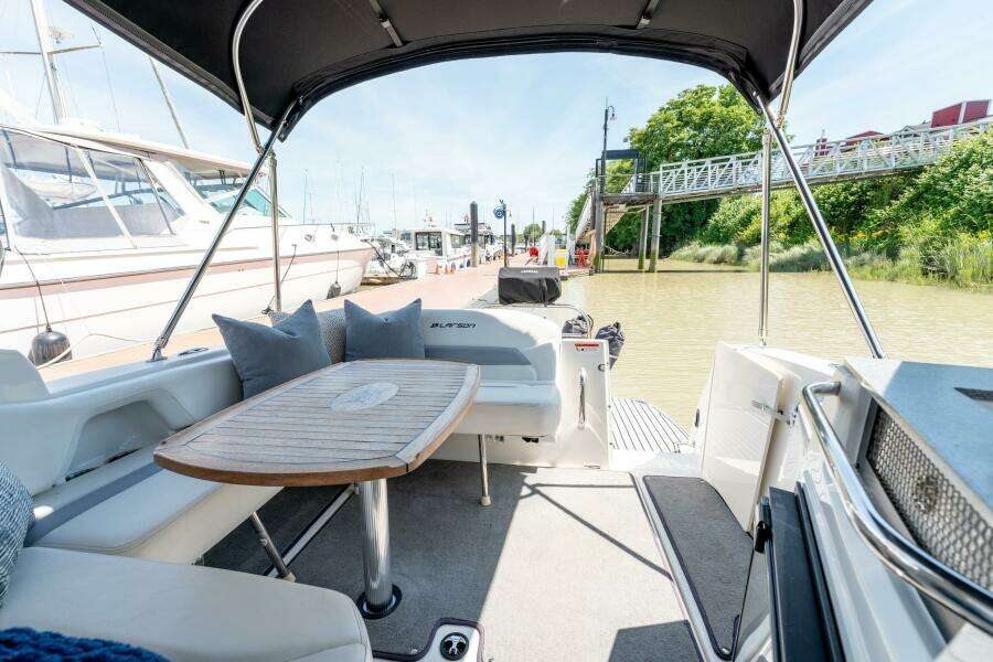 28ft Larson Yacht For Sale