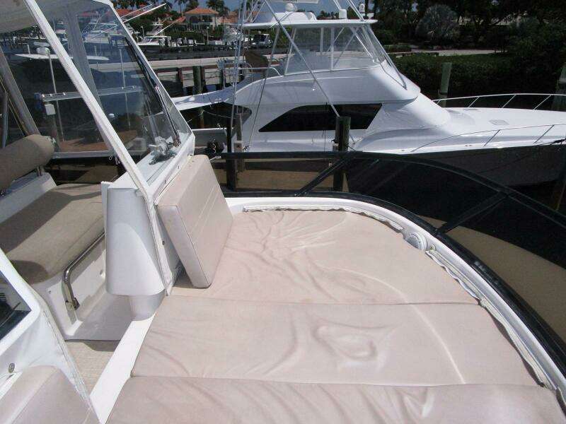 Flybridge Forward Sun Lounge  