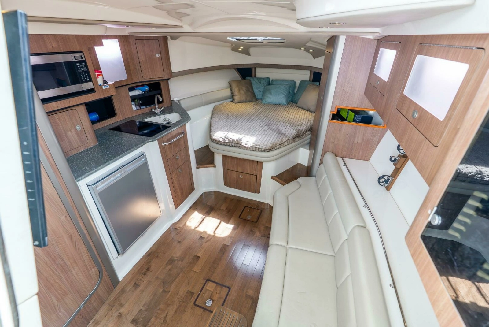 2012 Boston Whaler 345 Conquest - Salon