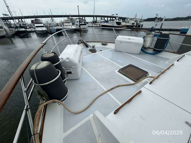 53' DeFever foredeck1