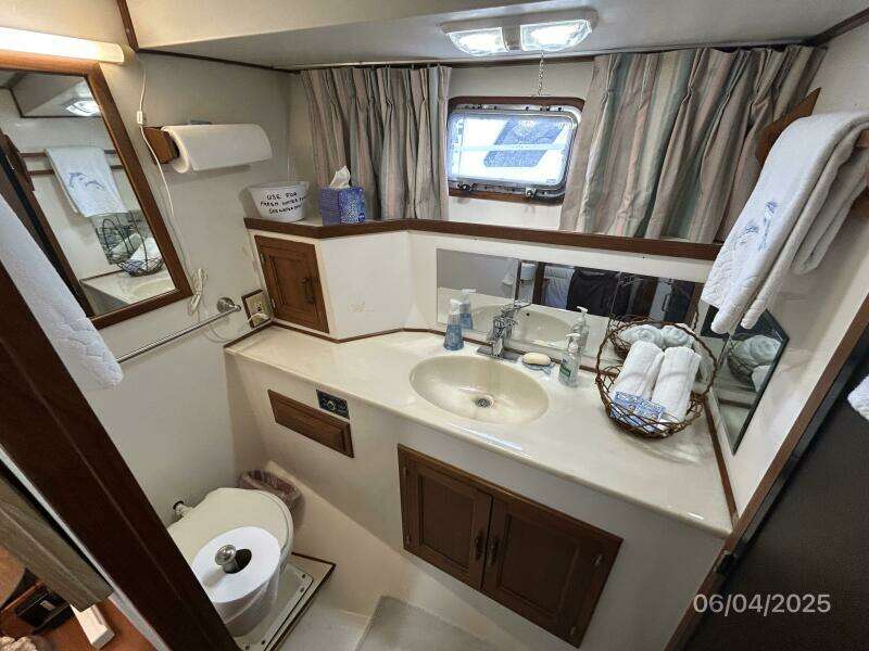 53' DeFever mid guest stateroom head