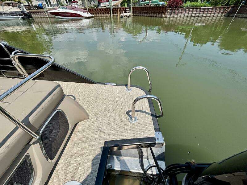 25ft Bennington Yacht For Sale