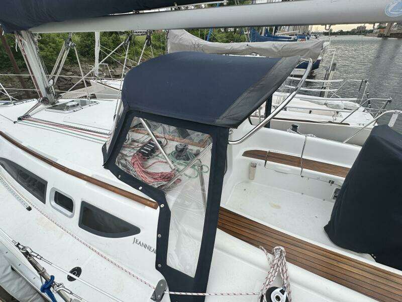 32ft Jeanneau Yacht For Sale