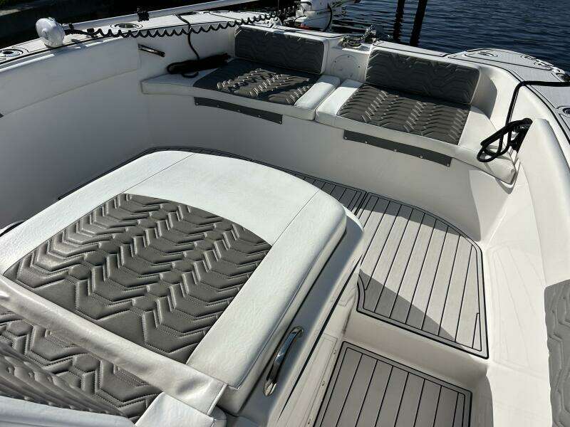 2022 Twin Vee 280 GFX-Foredeck