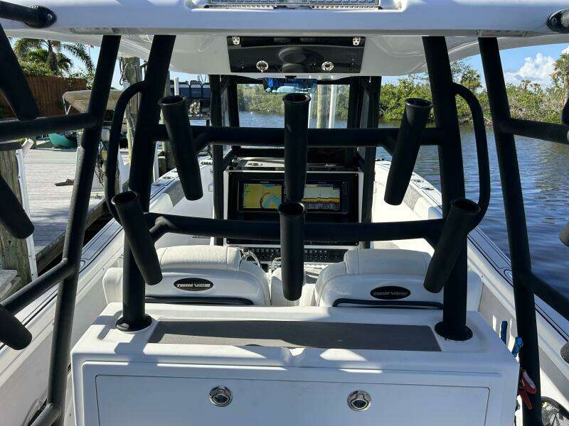 2022 Twin Vee 280 GFX-Rod Holders