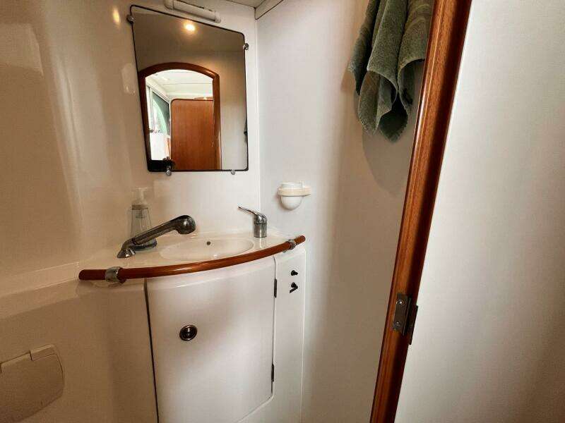Wayward Sun 38ft Lagoon Yacht For Sale