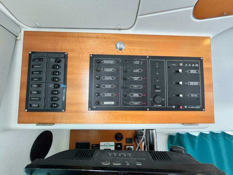 Wayward Sun 38ft Lagoon Yacht For Sale