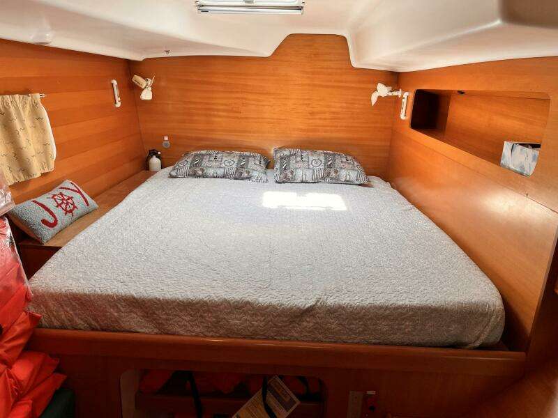 Wayward Sun 38ft Lagoon Yacht For Sale