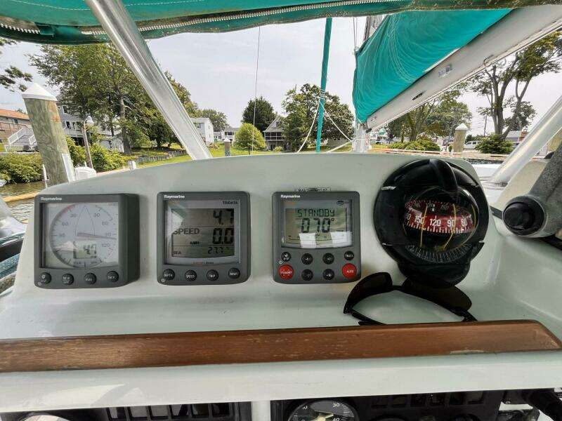 Wayward Sun 38ft Lagoon Yacht For Sale