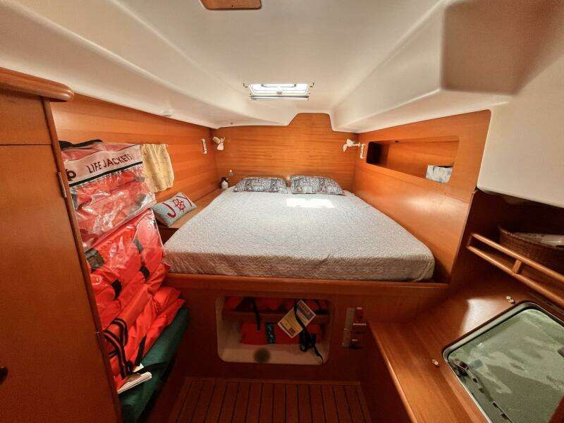 Wayward Sun 38ft Lagoon Yacht For Sale
