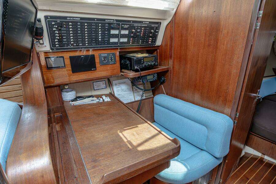 INTO THE MYSTIC 43ft Hunter Yacht For Sale