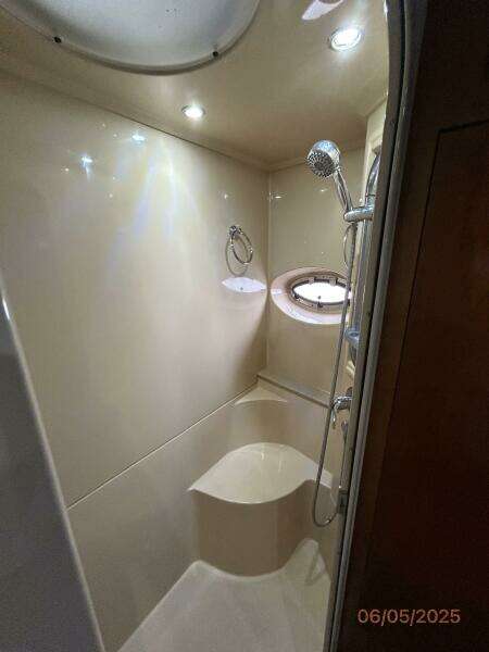 41' Cruisers guest stateroom shower