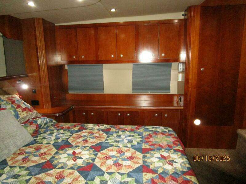 41' Cruisers master stateroom port