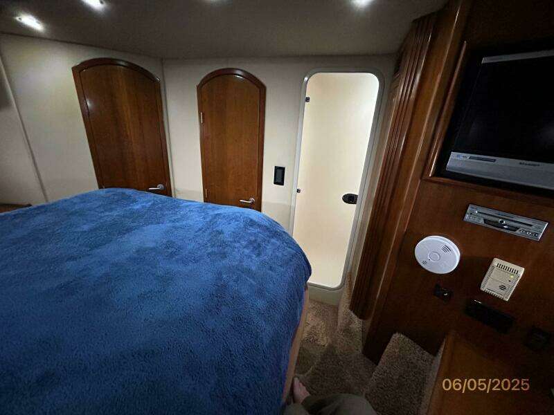 41' Cruisers guest stateroom aft