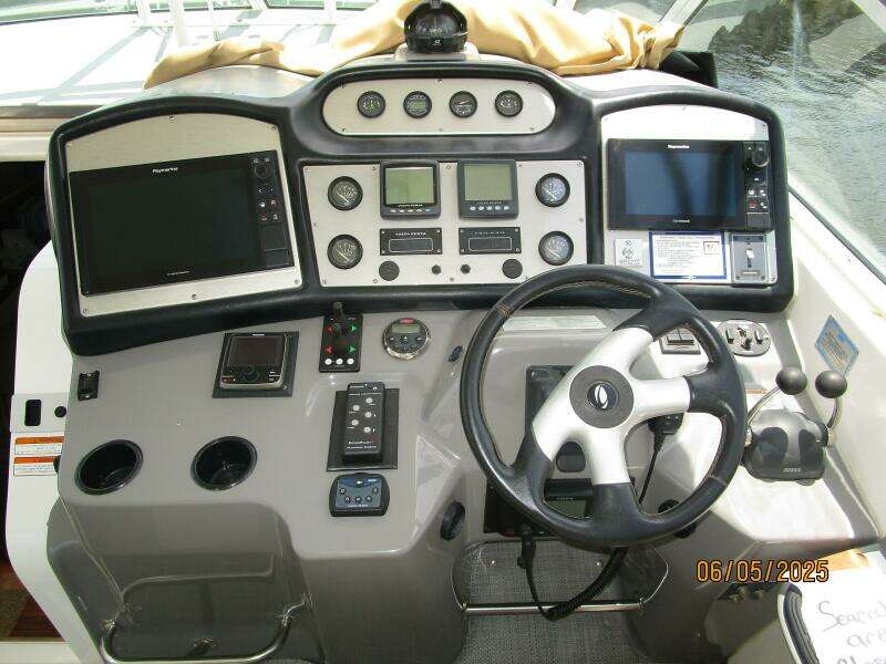 41' Cruisers helm2