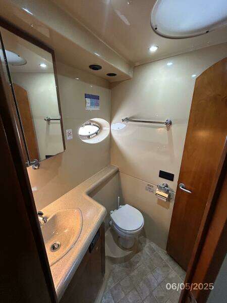 41' Cruisers guest stateroom head