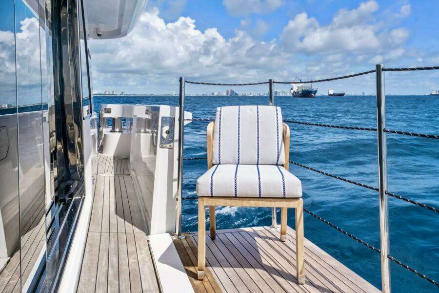 SURPLUS LINES 91ft Hatteras Yacht For Sale