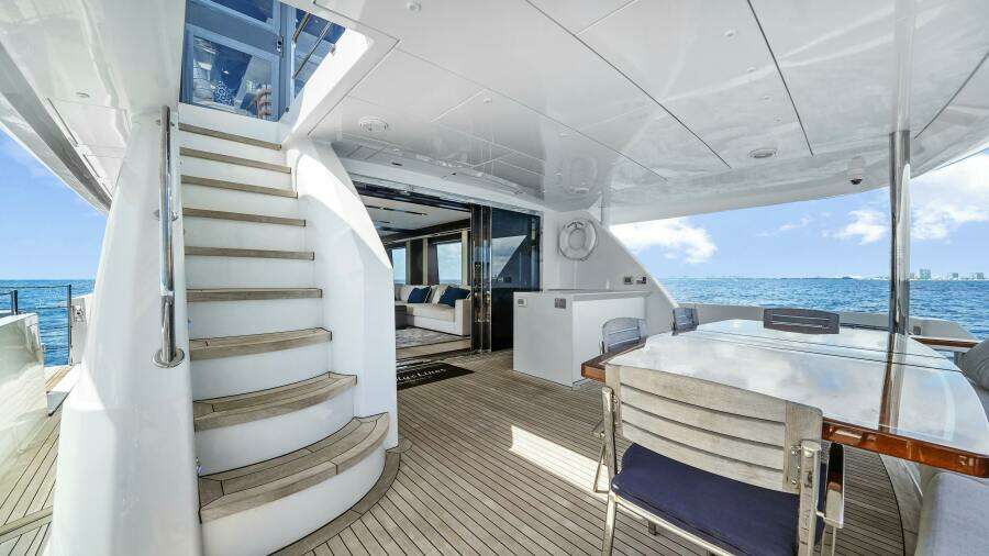 SURPLUS LINES 91ft Hatteras Yacht For Sale