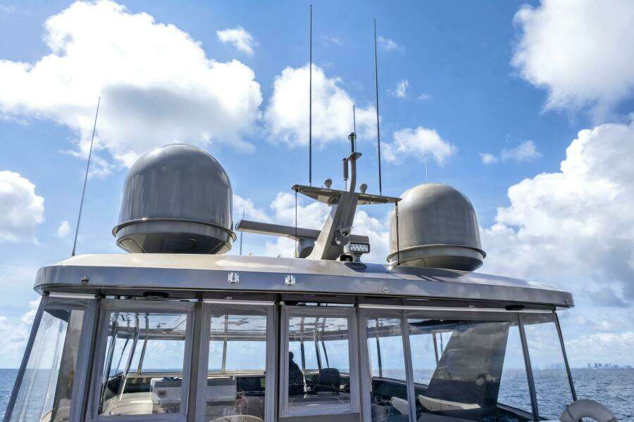 SURPLUS LINES 91ft Hatteras Yacht For Sale