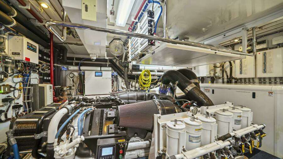 SURPLUS LINES 91ft Hatteras Yacht For Sale