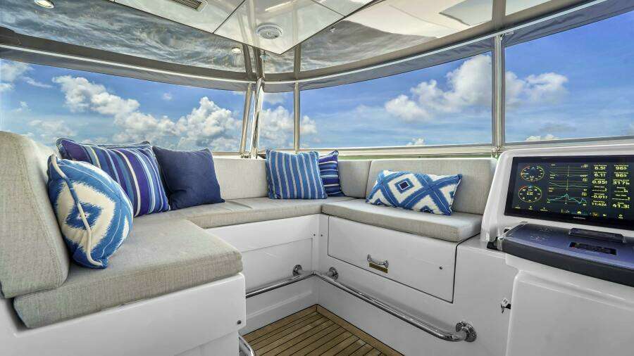 SURPLUS LINES 91ft Hatteras Yacht For Sale