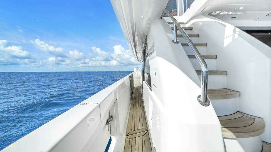 SURPLUS LINES 91ft Hatteras Yacht For Sale