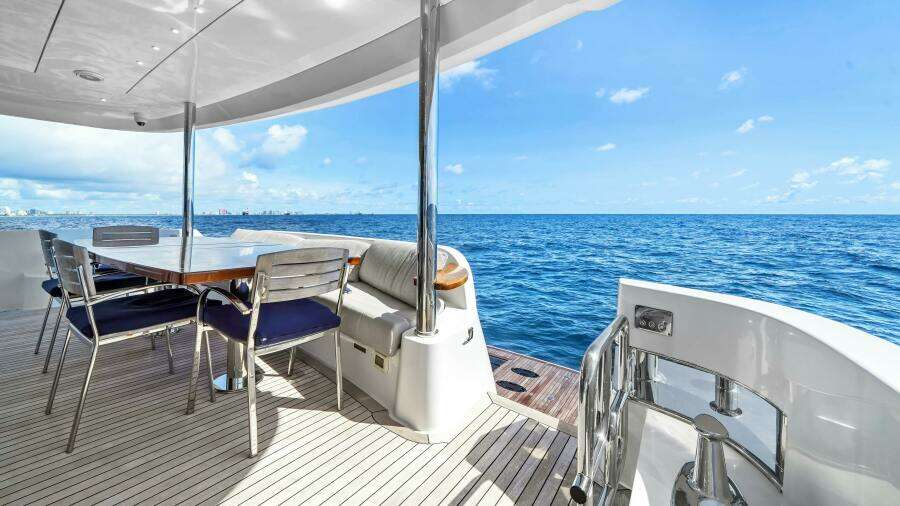 SURPLUS LINES 91ft Hatteras Yacht For Sale