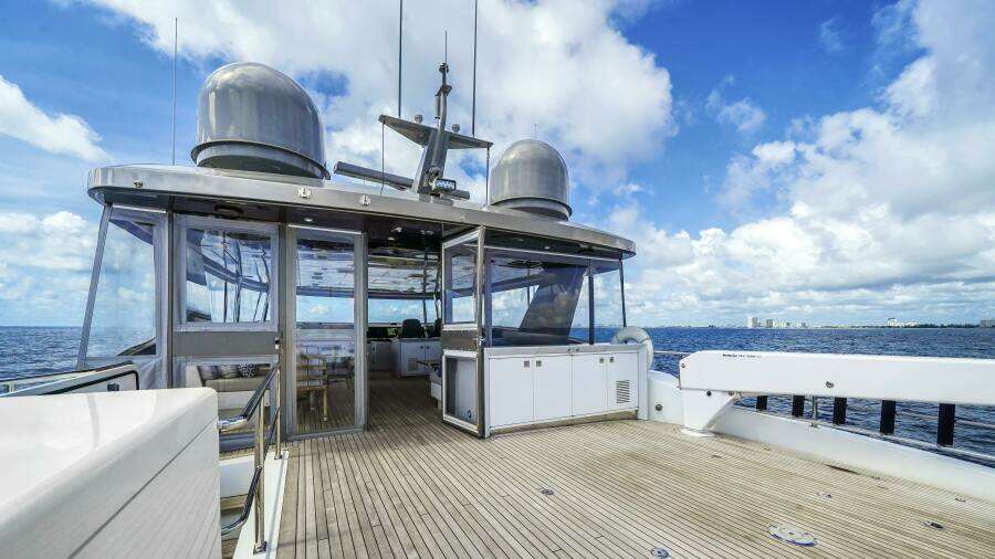 SURPLUS LINES 91ft Hatteras Yacht For Sale