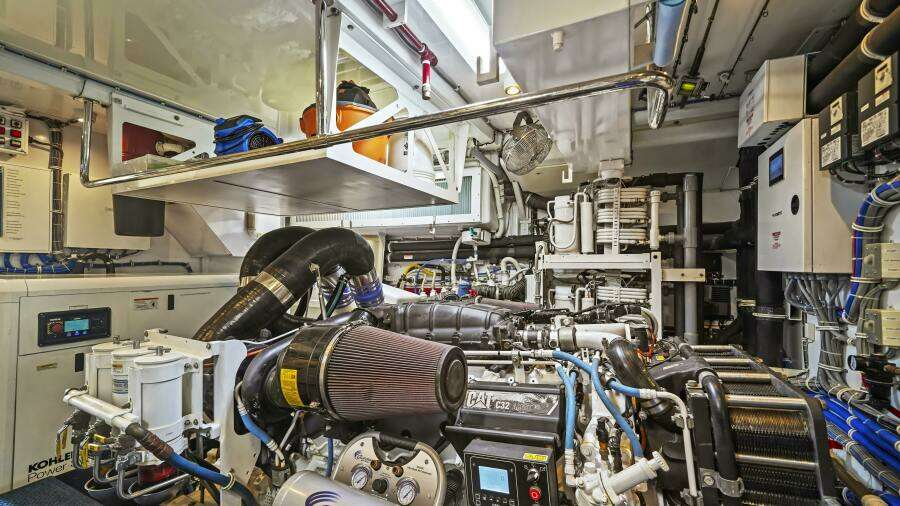 SURPLUS LINES 91ft Hatteras Yacht For Sale