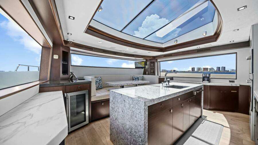 SURPLUS LINES 91ft Hatteras Yacht For Sale