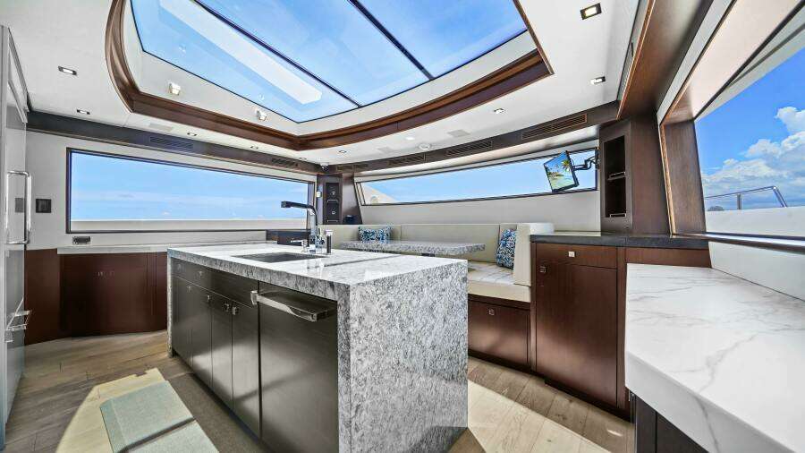 SURPLUS LINES 91ft Hatteras Yacht For Sale