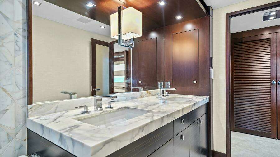 SURPLUS LINES 91ft Hatteras Yacht For Sale