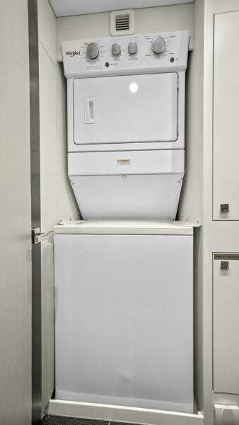 SURPLUS LINES 91ft Hatteras Yacht For Sale