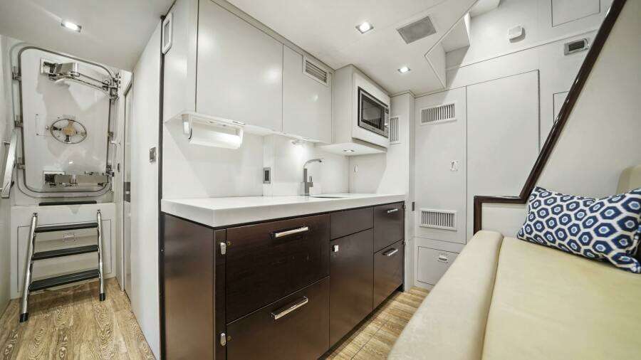 SURPLUS LINES 91ft Hatteras Yacht For Sale