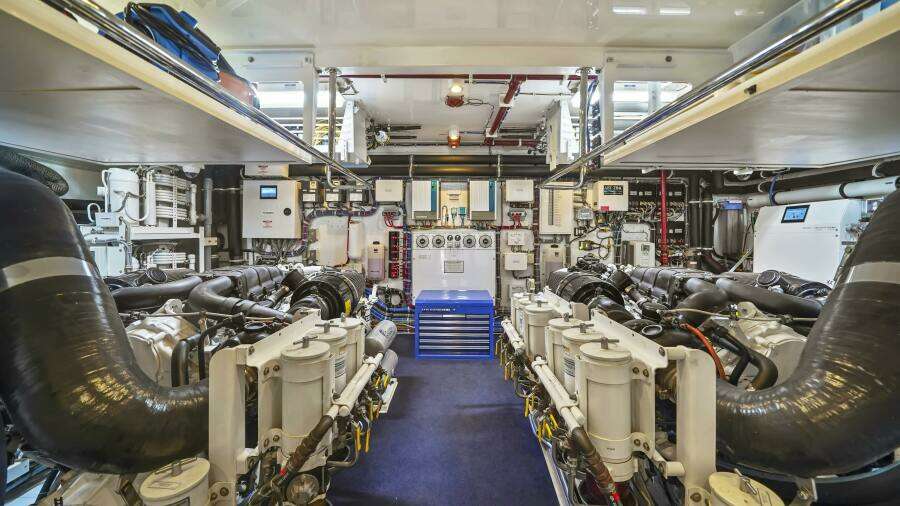 SURPLUS LINES 91ft Hatteras Yacht For Sale