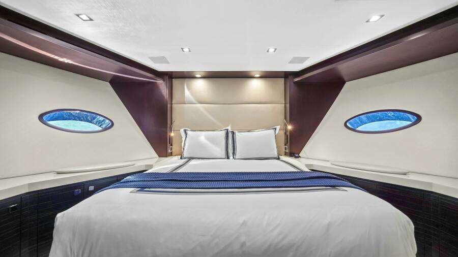 SURPLUS LINES 91ft Hatteras Yacht For Sale