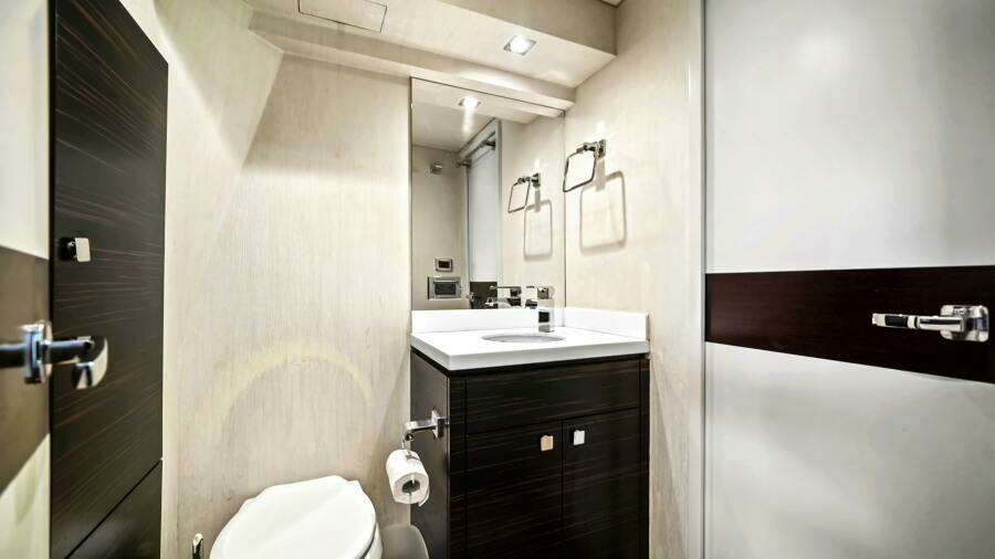 SURPLUS LINES 91ft Hatteras Yacht For Sale