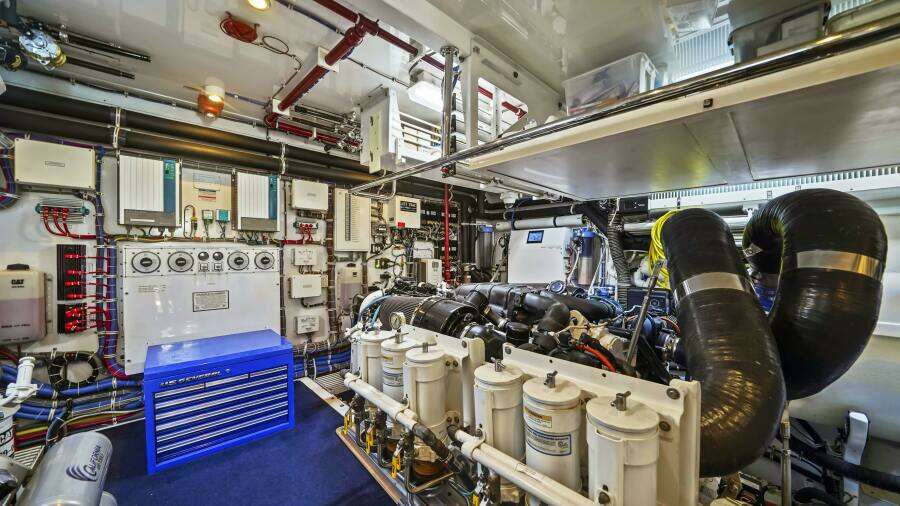 SURPLUS LINES 91ft Hatteras Yacht For Sale