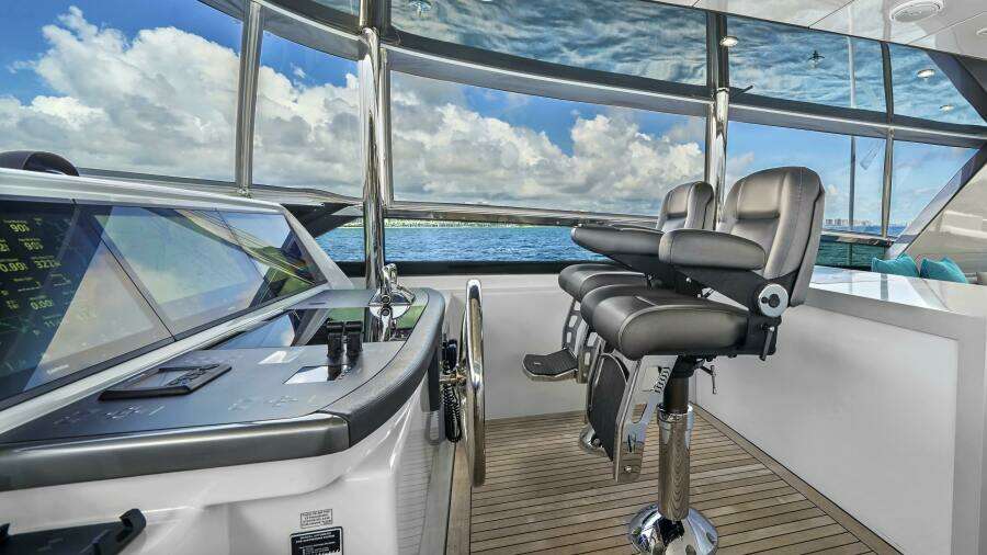 SURPLUS LINES 91ft Hatteras Yacht For Sale