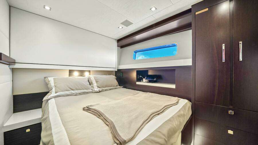 SURPLUS LINES 91ft Hatteras Yacht For Sale