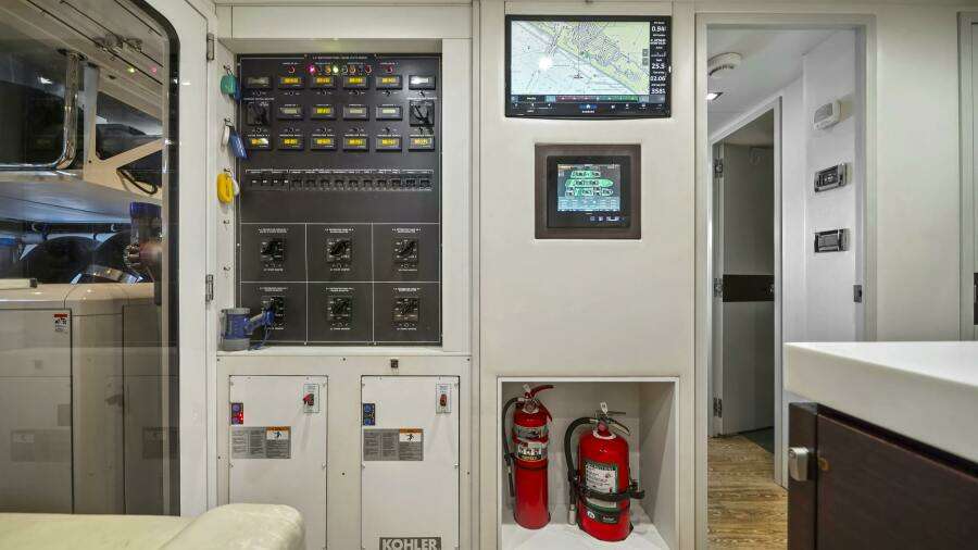 SURPLUS LINES 91ft Hatteras Yacht For Sale