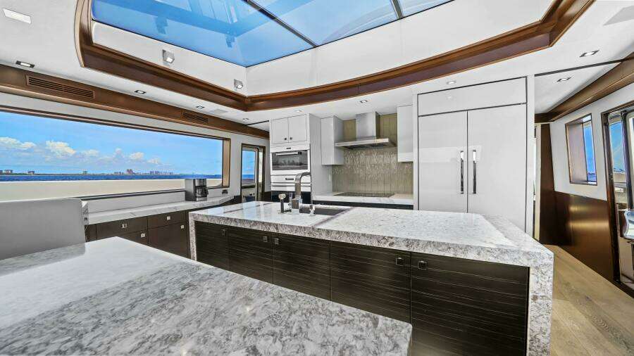 SURPLUS LINES 91ft Hatteras Yacht For Sale