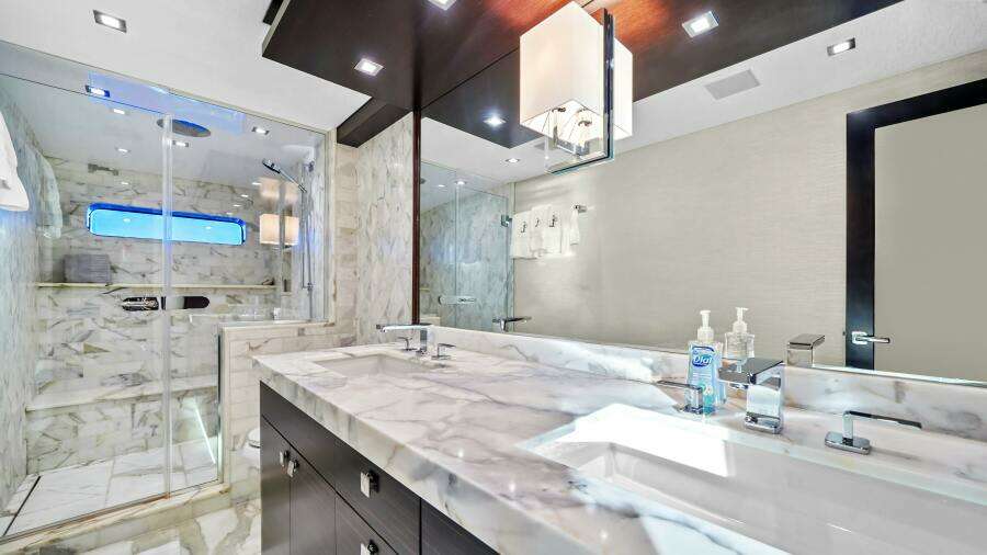 SURPLUS LINES 91ft Hatteras Yacht For Sale