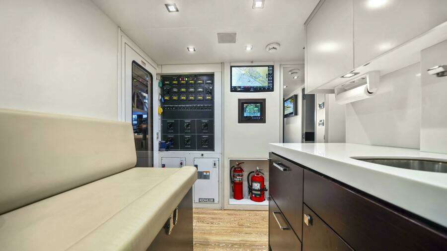 SURPLUS LINES 91ft Hatteras Yacht For Sale