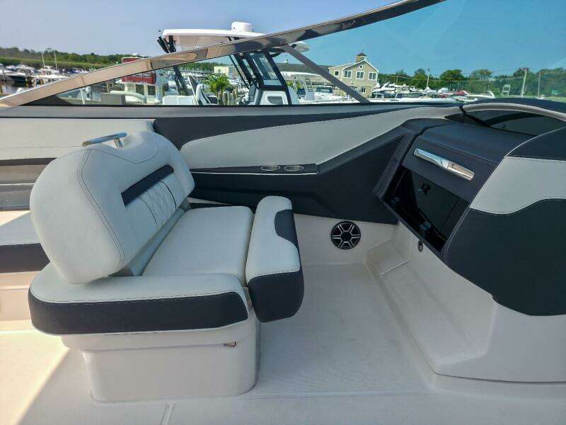 33ft Regal Yacht For Sale