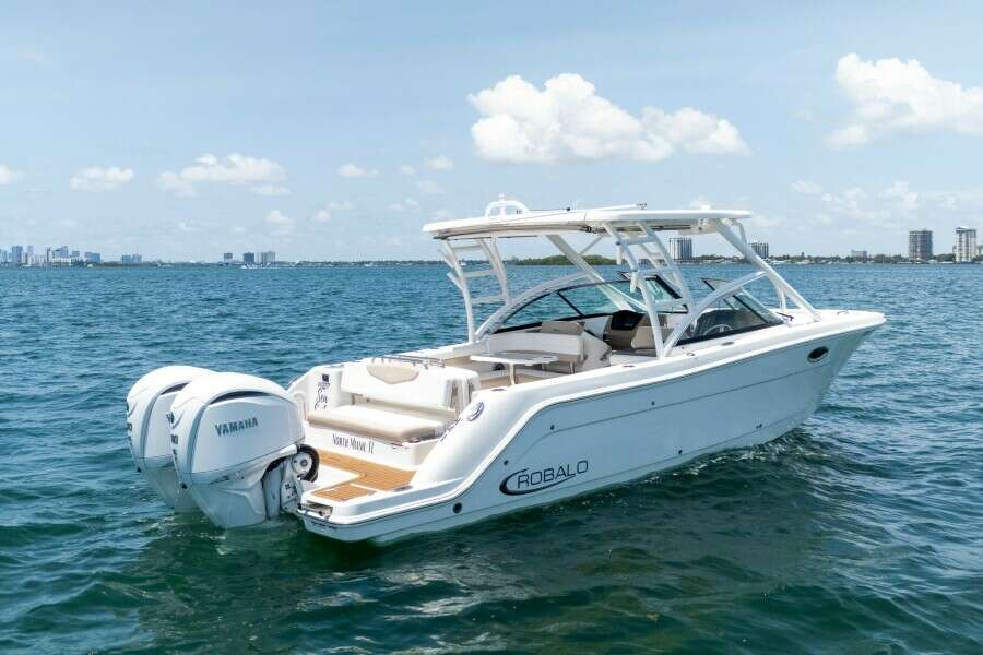 Used 2024 Robalo R317