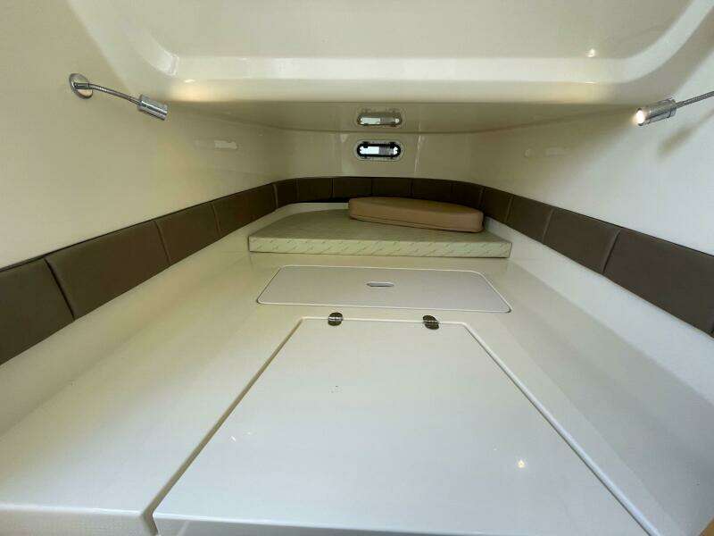 Chris Craft 30 Catalina- Cabin
