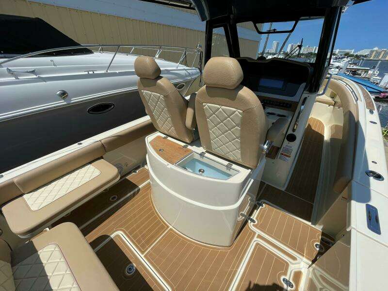 Chris Craft 30 Catalina- Livewell and Cockpit Seating