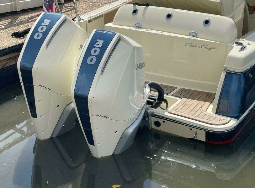 Chris Craft 30 Catalina- Engines